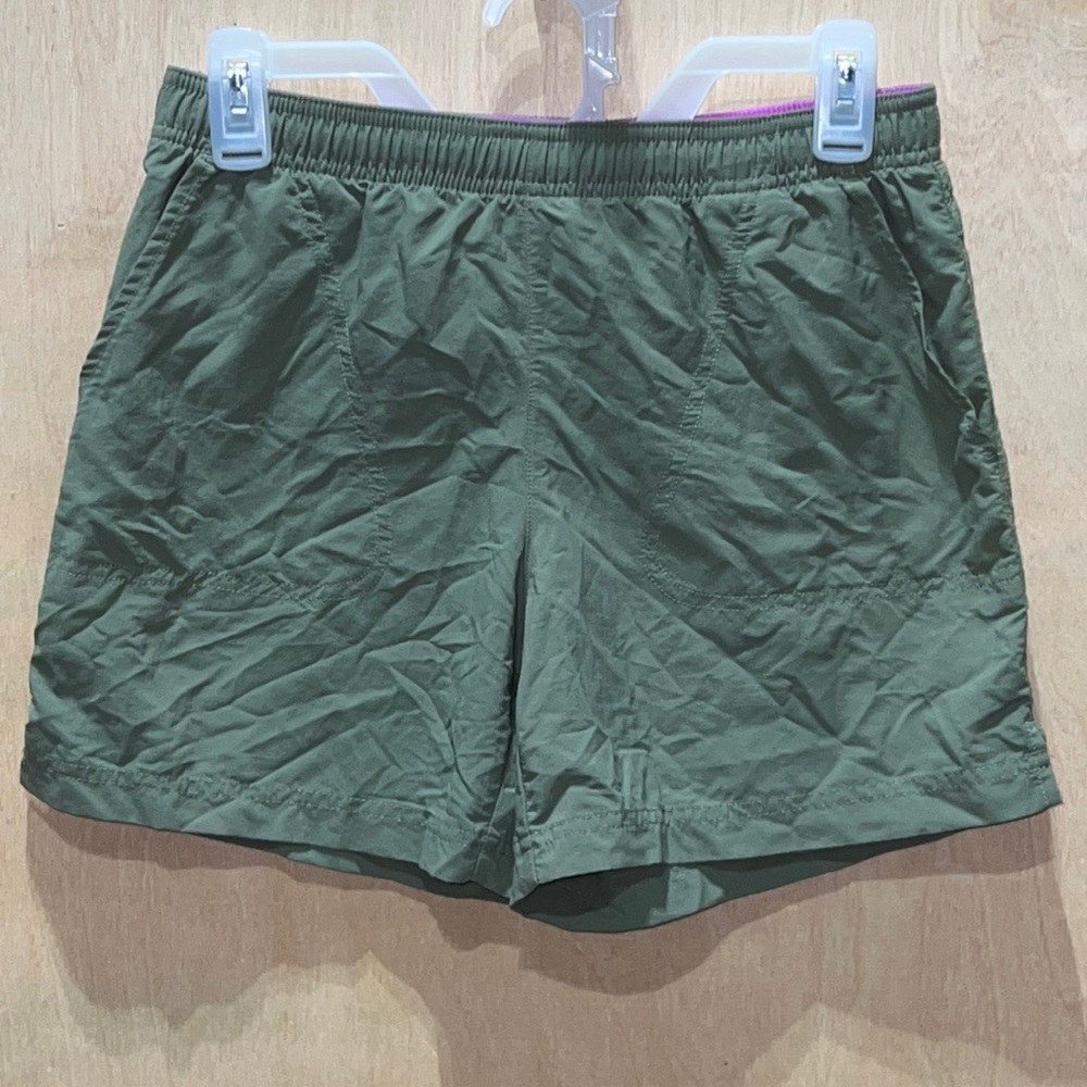 Women’s Columbia shorts with 2 side pockets and one zippered rear pocket